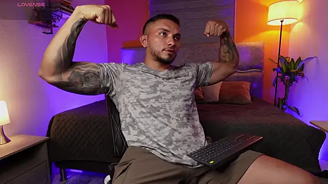 Snapshot of maximusclark1 chatting on July 1, 11:26 pm maximusclark1 online show from July 1, 11:26 pm