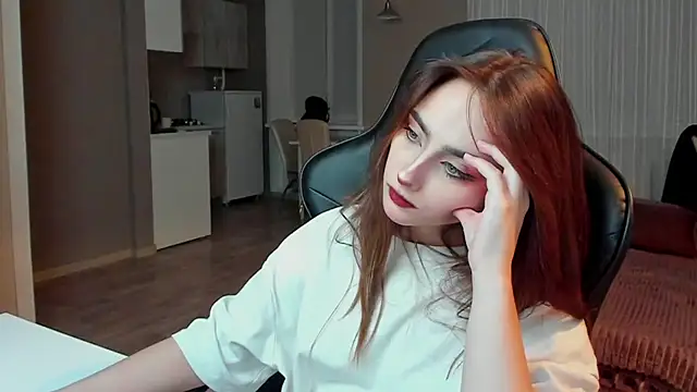 Snapshot of SilverDream chatting on February 14, 12:19 am SilverDream online show from February 14, 12:19 am