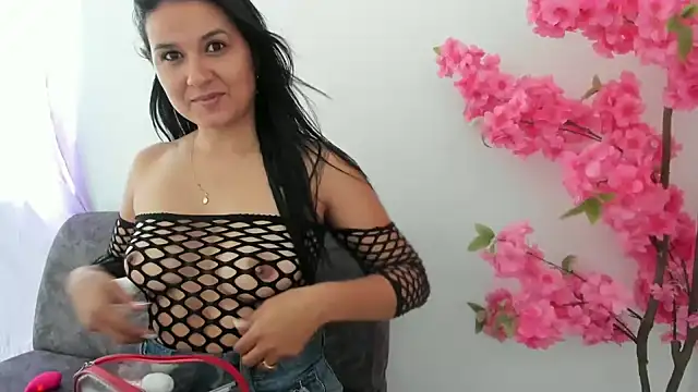 Snapshot of elena_jonees chatting on December 12, 6:42 pm elena jonees online show from December 12, 6:42 pm