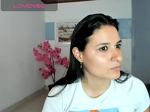 Snapshot of elena_jonees chatting on December 30, 7:11 pm elena jonees online show from December 30, 7:11 pm