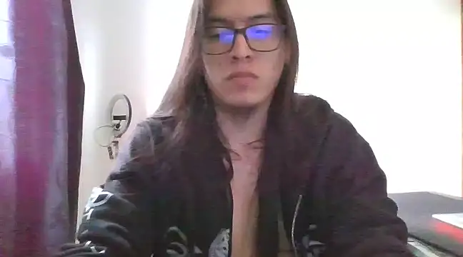 Snapshot of Pitton031 chatting on March 18, 9:32 pm Pitton031 online show from March 18, 9:32 pm