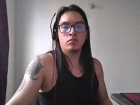 Snapshot of Pitton031 chatting on December 15, 10:25 pm Pitton031 online show from December 15, 10:25 pm