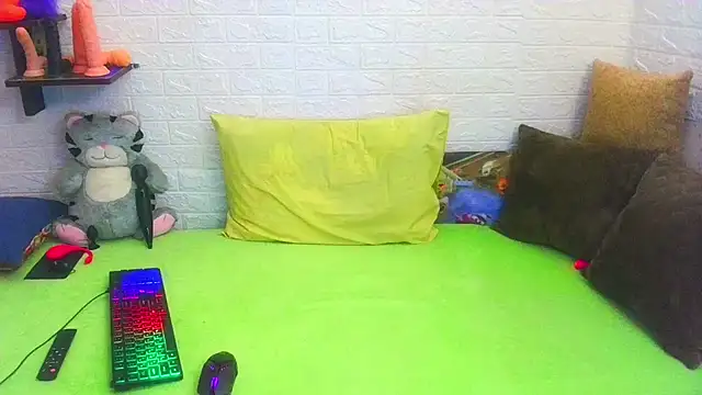 Snapshot of RedHousewife chatting on February 19, 11:14 pm RedHousewife online show from February 19, 11:14 pm