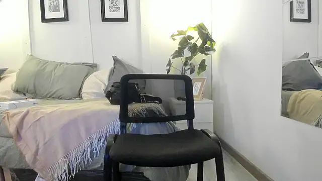 Caroline dh online show from February 8, 2:09 pm