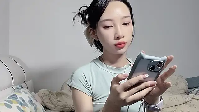 Snapshot of Lili-2 chatting on June 30, 3:57 pm Lili-2 online show from June 30, 3:57 pm