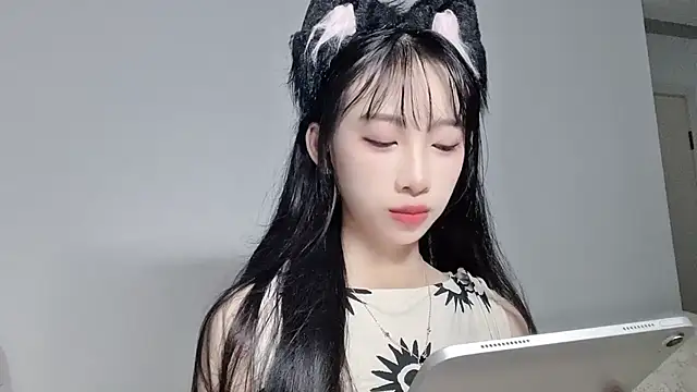 Snapshot of Lili-2 chatting on July 22, 3:37 pm Lili-2 online show from July 22, 3:37 pm