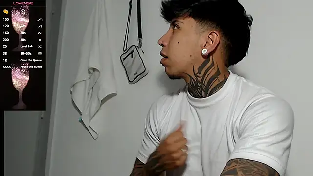 Nickhot0609 online show from March 1, 3:10 am