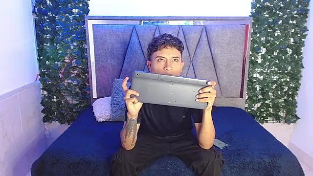 Snapshot of Edward_Milleer chatting on December 13, 2:38 pm Edward Milleer online show from December 13, 2:38 pm