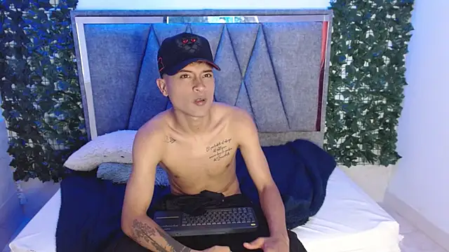 Snapshot of Edward_Milleer chatting on December 13, 5:43 pm Edward Milleer online show from December 13, 5:43 pm