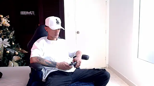 Snapshot of Edward_Milleer chatting on December 17, 2:55 pm Edward Milleer online show from December 17, 2:55 pm