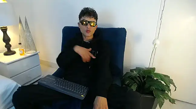 Snapshot of Edward_Milleer chatting on December 21, 3:25 am Edward Milleer online show from December 21, 3:25 am