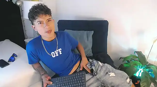 Snapshot of Edward_Milleer chatting on December 22, 5:42 pm Edward Milleer online show from December 22, 5:42 pm