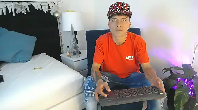 Snapshot of Edward_Milleer chatting on December 23, 3:12 pm Edward Milleer online show from December 23, 3:12 pm