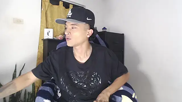 Snapshot of Edward_Milleer chatting on October 2, 11:17 am Edward Milleer online show from October 2, 11:17 am