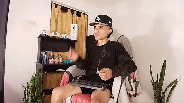 Snapshot of Edward_Milleer chatting on October 21, 6:30 pm Edward Milleer online show from October 21, 6:30 pm