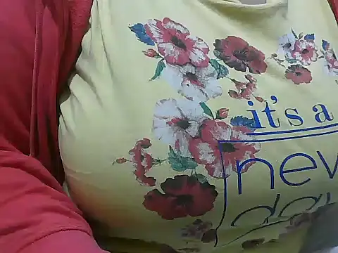 Snapshot of Queen_of_boobs01 chatting on December 29, 4:30 pm Queen of boobs01 online show from December 29, 4:30 pm