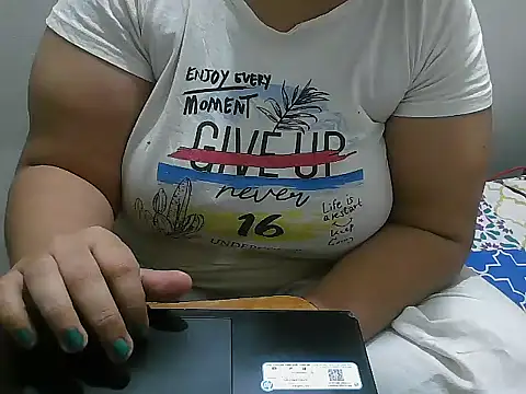 Snapshot of Queen_of_boobs01 chatting on January 15, 4:54 pm Queen of boobs01 online show from January 15, 4:54 pm