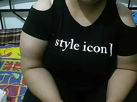 Snapshot of Queen_of_boobs01 chatting on January 19, 6:53 pm Queen of boobs01 online show from January 19, 6:53 pm