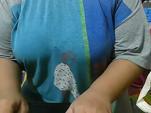 Snapshot of Queen_of_boobs01 chatting on January 20, 6:43 pm Queen of boobs01 online show from January 20, 6:43 pm