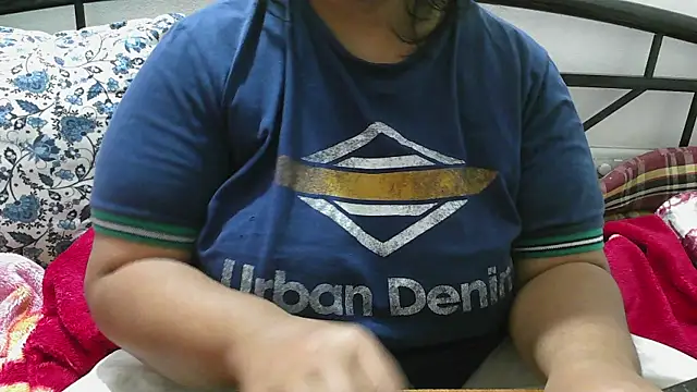 Snapshot of Queen_of_boobs01 chatting on December 1, 11:04 am Queen of boobs01 online show from December 1, 11:04 am