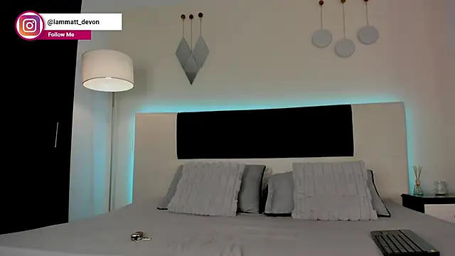 Snapshot of MattDevon chatting on December 5, 4:10 am MattDevon online show from December 5, 4:10 am