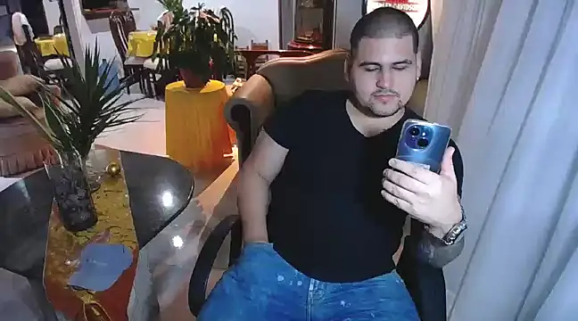 Snapshot of pitbullveryhot chatting on February 11, 6:08 am pitbullveryhot online show from February 11, 6:08 am