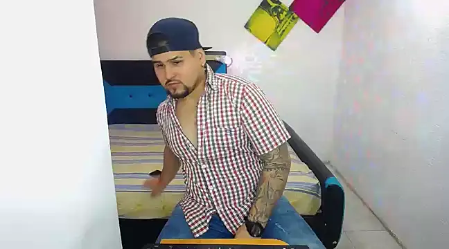 Snapshot of pitbullveryhot chatting on March 16, 3:14 am pitbullveryhot online show from March 16, 3:14 am