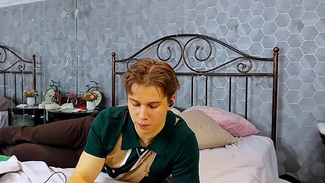 Snapshot of Marcus_Swampov chatting on December 27, 9:17 am Marcus Swampov online show from December 27, 9:17 am