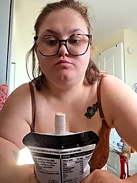 Snapshot of Tallulah-mae-xoxox chatting on April 19, 8:02 am Tallulah-mae-xoxox online show from April 19, 8:02 am