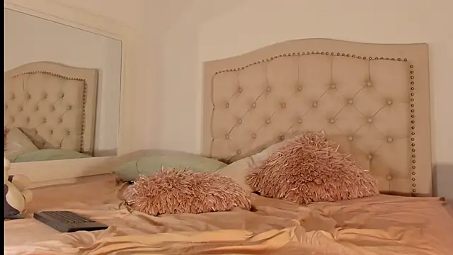 Snapshot of Scarlett_grand chatting on February 4, 5:42 am Scarlett grand online show from February 4, 5:42 am