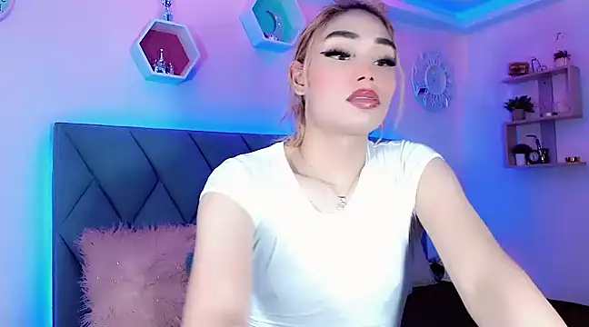 Snapshot of Hallyhott chatting on December 12, 1:06 pm Hallyhott online show from December 12, 1:06 pm