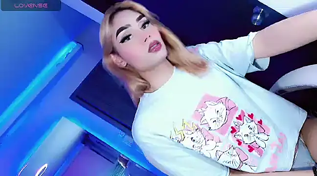 Snapshot of Hallyhott chatting on December 18, 5:59 am Hallyhott online show from December 18, 5:59 am