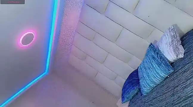 Snapshot of Hallyhott chatting on February 25, 7:42 am Hallyhott online show from February 25, 7:42 am