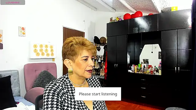 Snapshot of Angelina_Stone_65 chatting on May 15, 12:39 am Angelina Stone 65 online show from May 15, 12:39 am