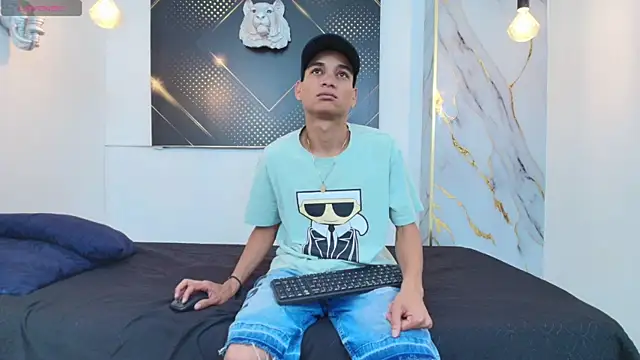 Snapshot of JordanAndAndrew chatting on October 6, 7:44 pm JordanAndAndrew online show from October 6, 7:44 pm