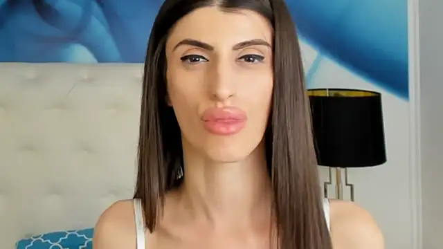 SkinnyDolly online show from February 3, 10:00 pm