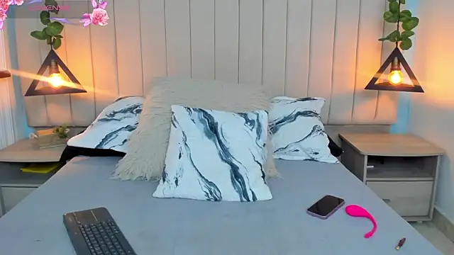 JulianaWaldo online show from January 31, 1:02 pm