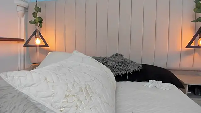 JulianaWaldo online show from February 1, 4:44 pm