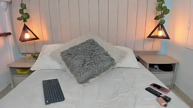 JulianaWaldo online show from February 7, 1:11 pm