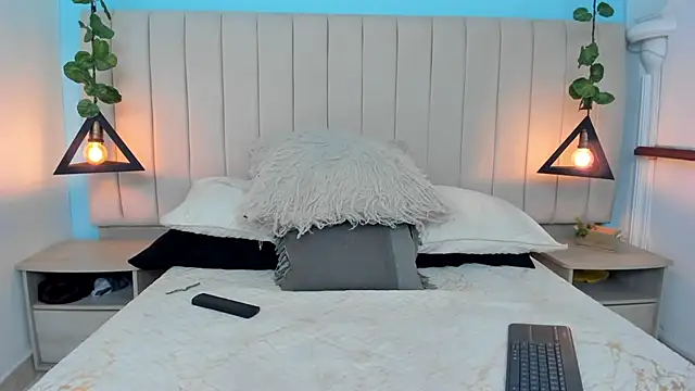 JulianaWaldo online show from February 11, 1:09 pm