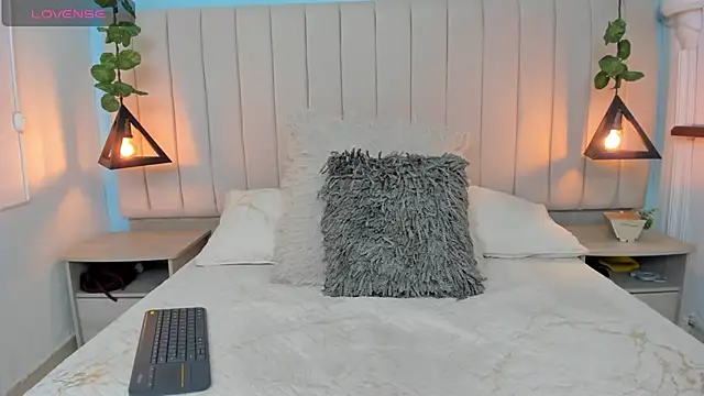 JulianaWaldo online show from February 16, 1:49 pm