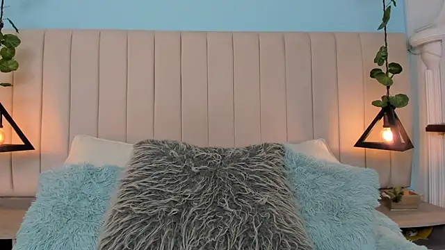 JulianaWaldo online show from March 6, 1:03 pm