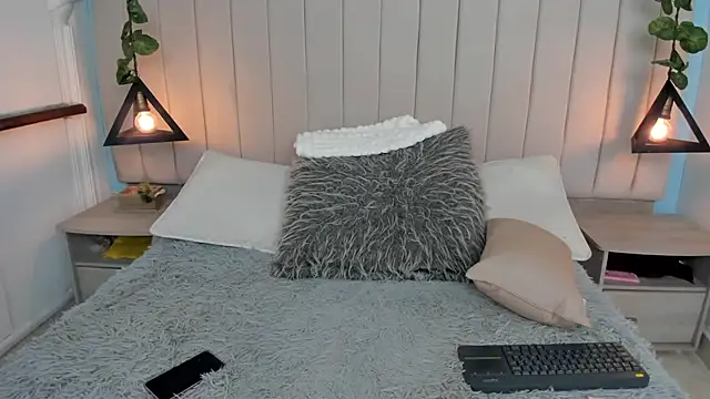 JulianaWaldo online show from March 13, 1:07 pm