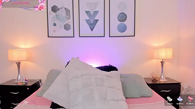 JulianaWaldo online show from September 11, 1:11 pm