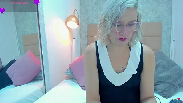 Snapshot of CarolinaGlamour chatting on May 23, 11:03 am CarolinaGlamour online show from May 23, 11:03 am