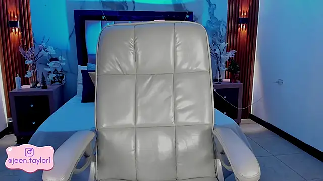 Jeen Taylor online show from November 29, 8:12 pm