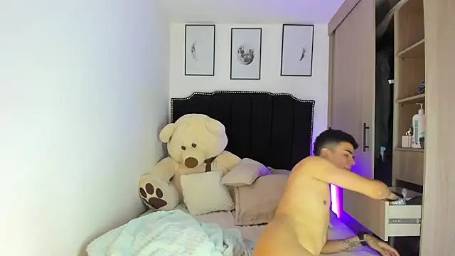 Snapshot of Leo_bunny_hot chatting on December 19, 10:21 pm Leo bunny hot online show from December 19, 10:21 pm