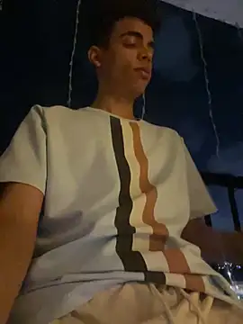 Snapshot of Leo_bunny_hot chatting on December 20, 11:47 pm Leo bunny hot online show from December 20, 11:47 pm