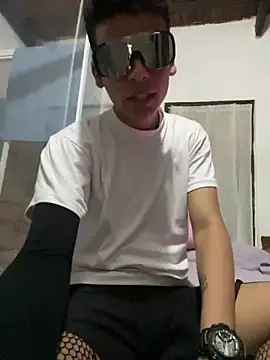 Snapshot of Leo_bunny_hot chatting on January 10, 12:27 am Leo bunny hot online show from January 10, 12:27 am