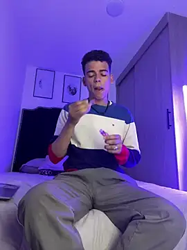 Snapshot of Leo_bunny_hot chatting on January 29, 12:54 am Leo bunny hot online show from January 29, 12:54 am